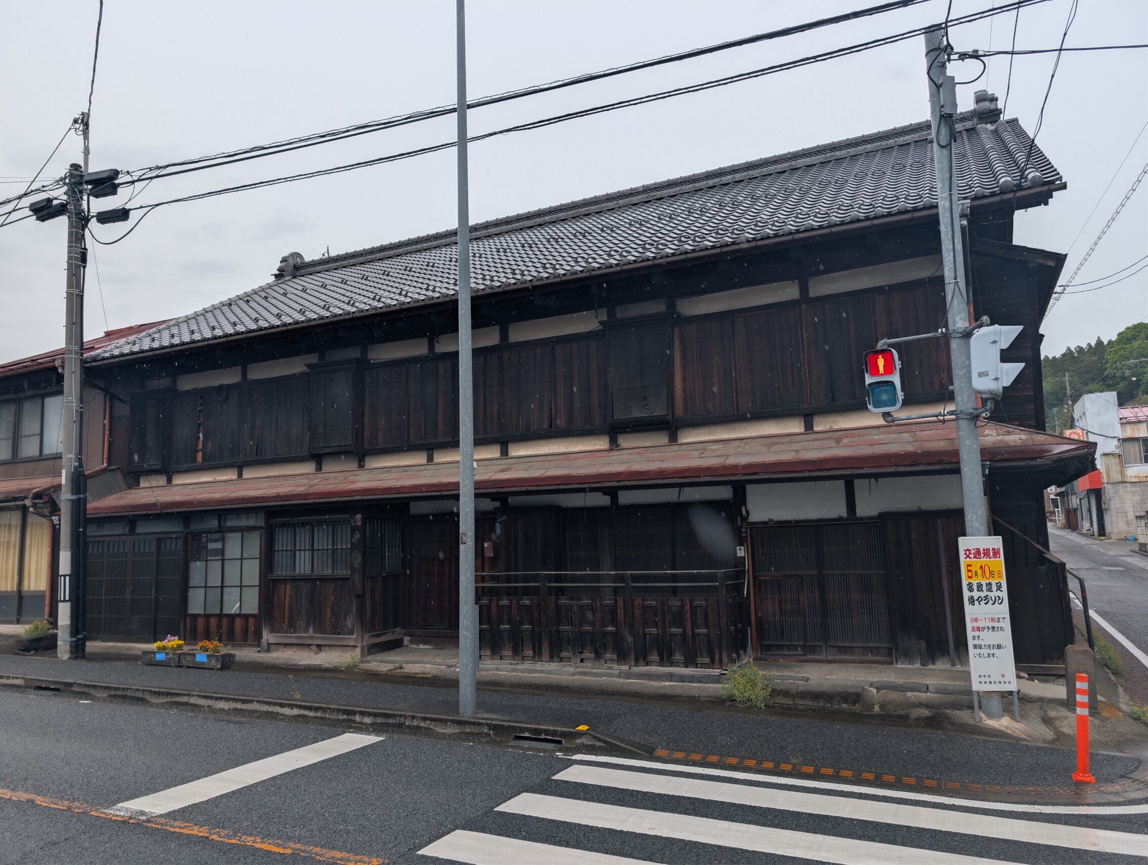 An old, probably late Edo period two-story house.