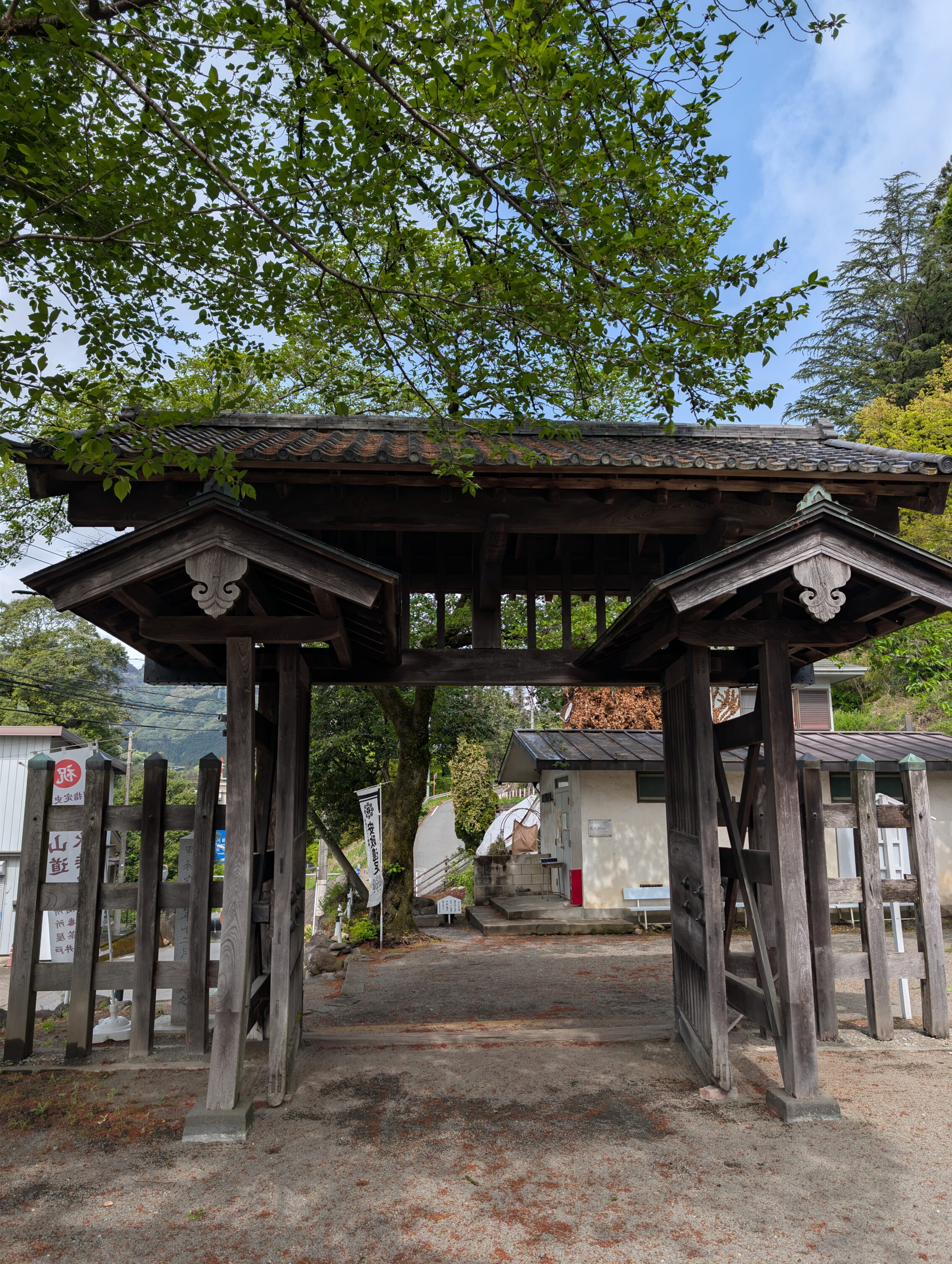 A wooden gate replica of the one frmo the Edo period.