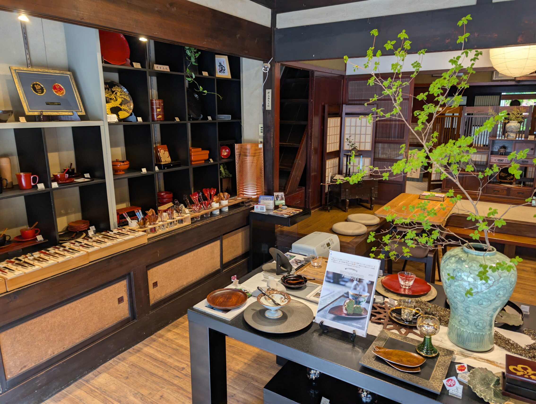A small shop selling urushi thingies.