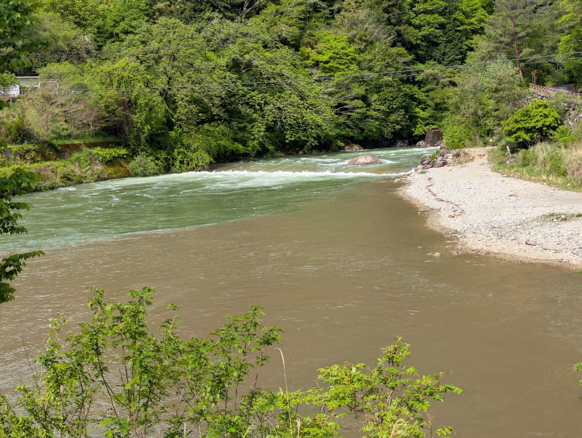 The Atera river is clear green as it meets a brownish backflow from the Kiso.  
