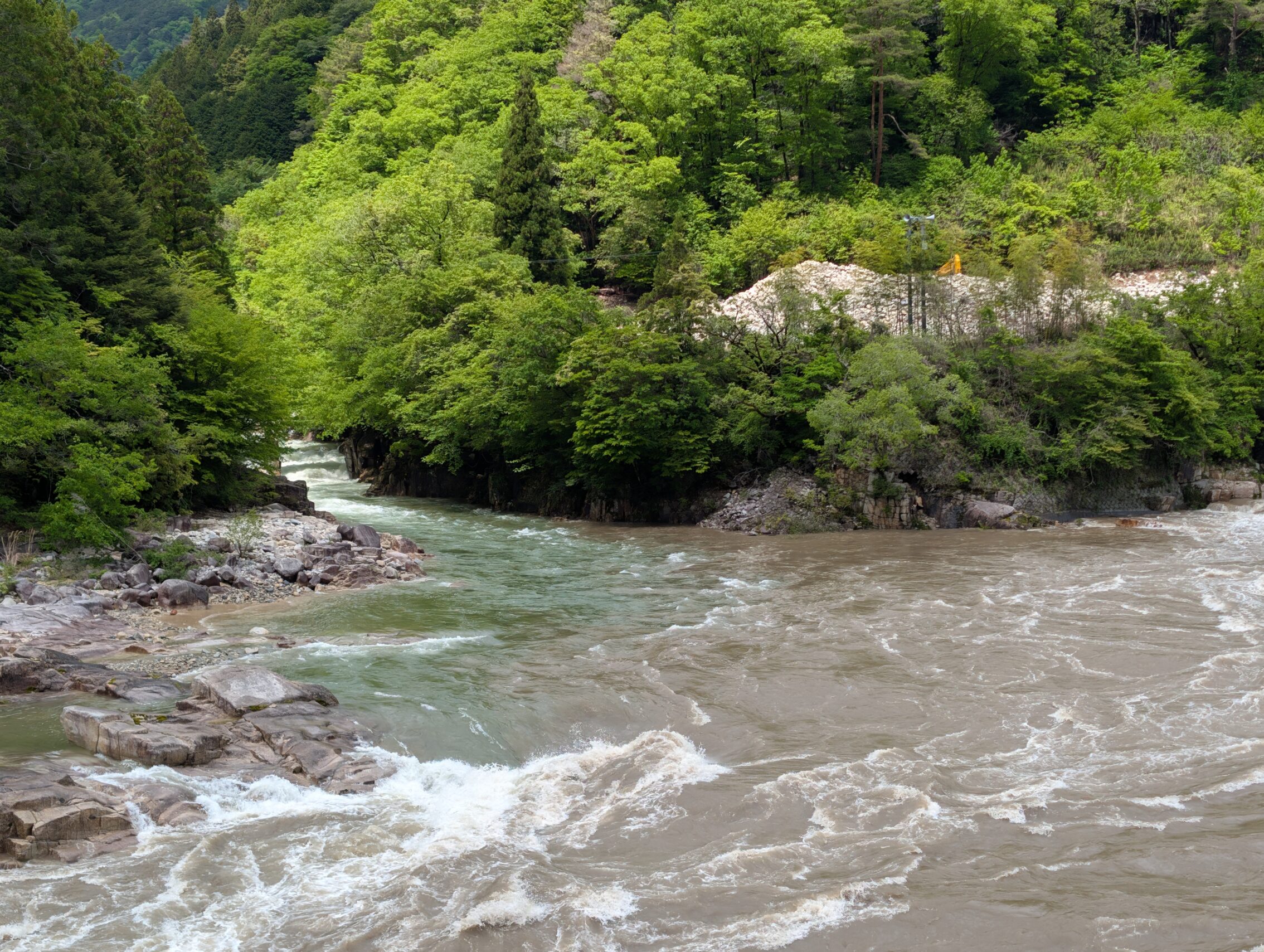 The Kakizore river flows into the Kiso river. Smaller river is clear green. The Kiso is brown.