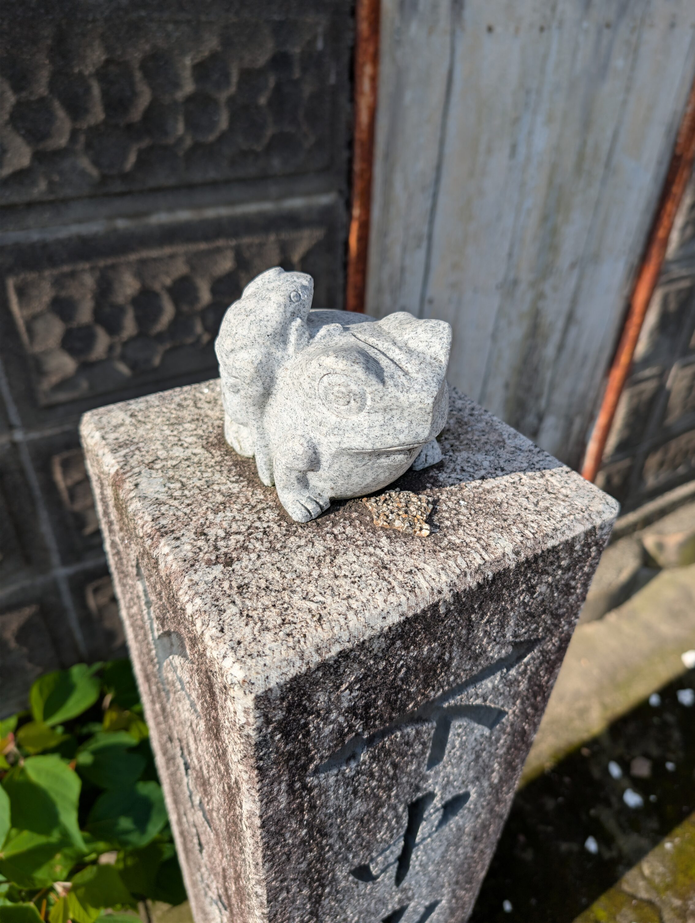 A Nakasendo pillar with a frog statue.