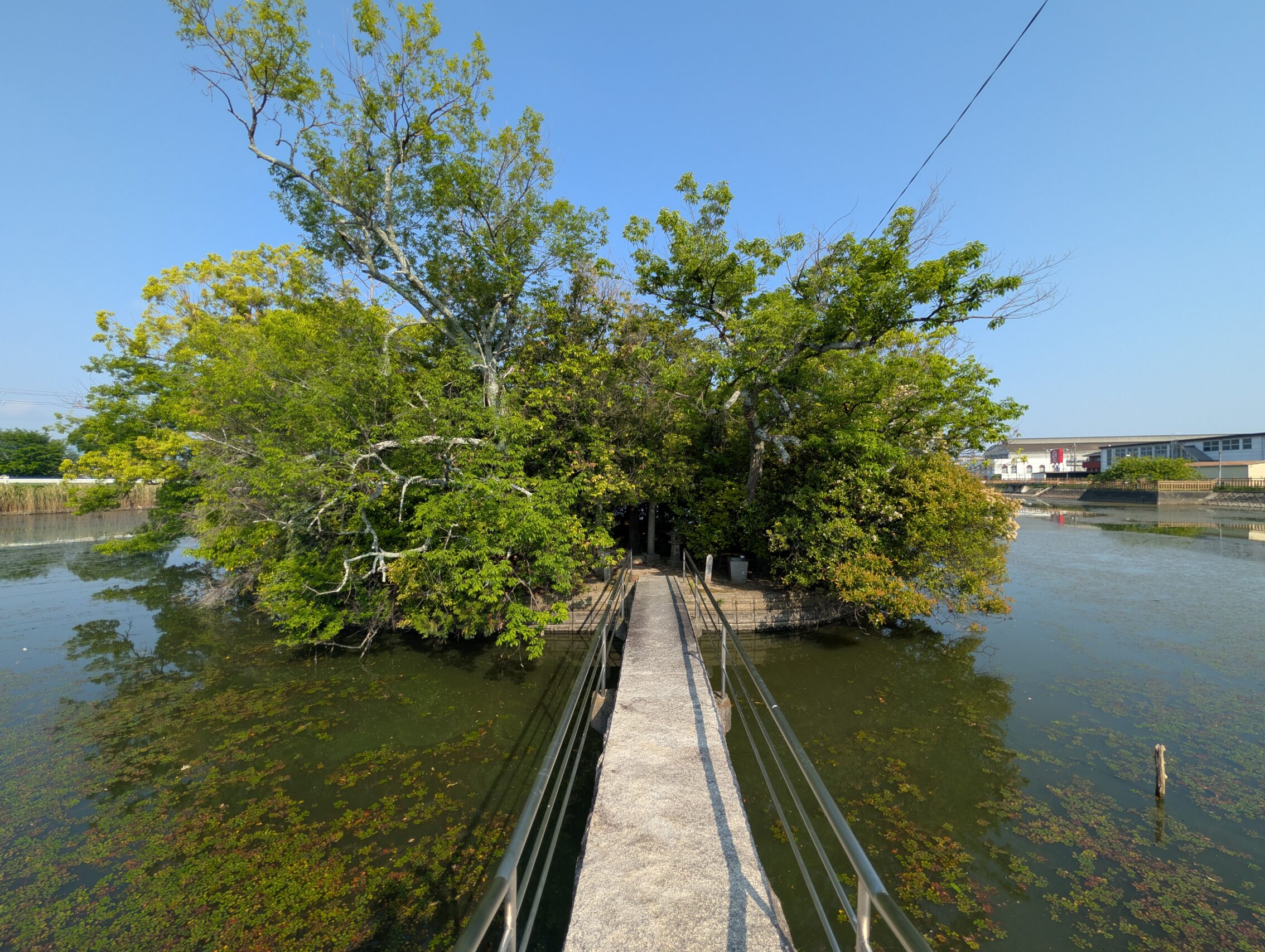 Close-up of the stone bridge towards the island.